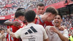 El Celta celebra el 1-2 de Larsen en Sevilla.