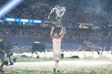 Modric celebra la Champions en la fiesta del Bernabéu.