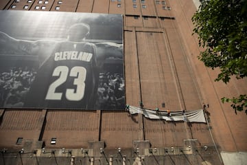 Operarios trabajando en la retirada del cartel del alero, LeBron James, en Cleveland (Ohio) tras el anuncio de su fichaje por los Ángeles Lakers.