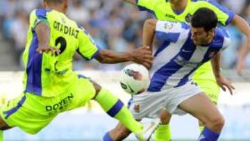 <b>SIN GOL. </b>Agirretxe intenta marcharse de Cata Díaz.