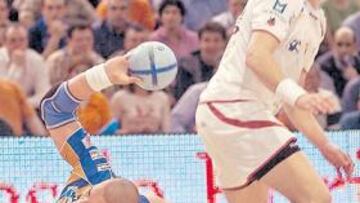 <b>OPCIÓN. </b>Si Nikolic recibe pases de Balic aún podría haber final. En Pamplona el tándem no existió.