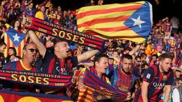 Aficionados del Barcelona con esteladas