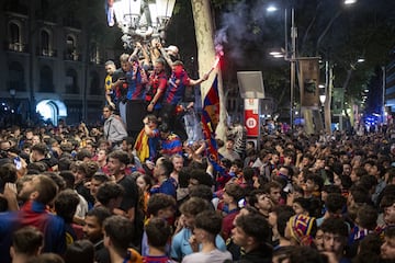 Cientos de aficionados del Ftbol Club Barcelona celebran en la fuente de Canaletas, uno de los lugares emblemticos de la ciudad, la conquista de LaLiga 2025 tras la victoria 2-0 sobre el RCD Espanyol.
