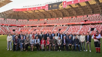 23-04-25. SOCIOS DE HONOR DEL SPORTING CON 50 AÑOS DE ANTIGÜEDAD EN EL CLUB POSAN CON JOAQUÍN, MEJIDO, REDONDO Y CHURRUCA Y LOS CAPITANES DE LOS PRIMEROS EQUIPOS.