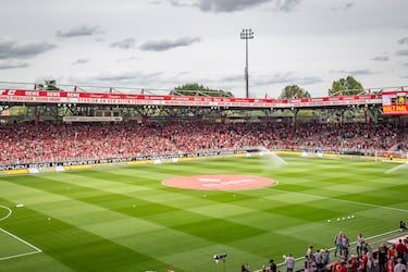 El estadio se inauguró el 7 de agosto de 1920 y ha sufrido repetidas remodelaciones, muchas de ellas costeadas gracias a la afición. La última ampliación del estadio fue en 2013 dejando una capacidad para 22.012 espectadores. 