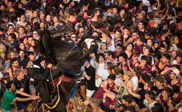 La ciudad menorquina de Ciutadella vibró con los 'Jocs des Pla', una tradición que cada año aglutina a más gente en las fiestas de Sant Joan.