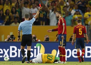 14 tarjetas en total, una de ellas roja directa, en 94 partidos.