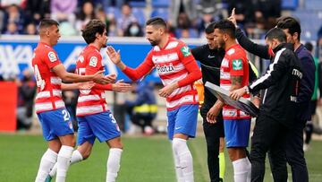 Puertas y Luis Suárez entrando por Uzuni y Collado.