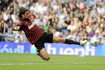 Miembro de una generación de oro de jugadores del Milán (su hijo Daniel está ahora en la plantilla del primer equipo del conjunto rossonero, mientras que su padre, Cesare, fallecido en 2016, fue el primer capitán italiano en alzar la Copa de Europa en 1963), las palabras lealtad y fidelidad son las que mejor le definen. Paolo Maldini, lateral izquierdo (también ejerció de central por la misma zona) debutó con apenas 17 años y se retiró con 41: 24 años de servicio a la entidad milanista, en la que puede considerarse una trayectoria legendaria. Fuerte, elástico, vigoroso, era una roca a la hora de defender por su zona y un martillo pilón cuando se incorporaba al ataque. Vistió la elástica rojinegra durante tres décadas diferentes y en todas y cada una de ellas ganó la Copa de Europa (tiene cinco en su palmarés, pero perdió tres finales que hubieran podido superar a Paco Gento que, con seis títulos en su honor, es el único futbolista con más Copas de Europa que dedos en una mano). Sólo le faltó ganar algún título con la selección italiana, aunque estuvo a punto de ganar el Mundial de Estados Unidos-1994 y la Eurocopa-2000, celebrada en Bélgica y Holanda.