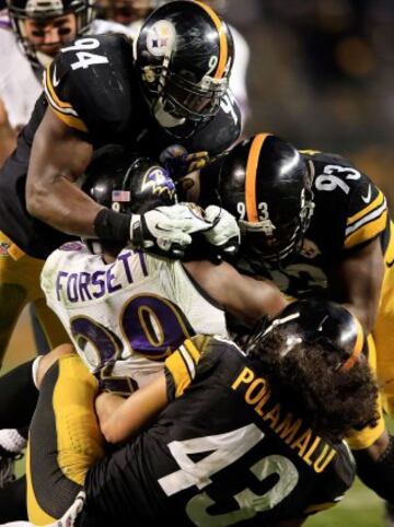 El último partido como profesional de Polamalu fue el duelo de Wild Card contra sus rivales Baltimore Ravens. En la foto vemos uno de los últimos tackles del safety.