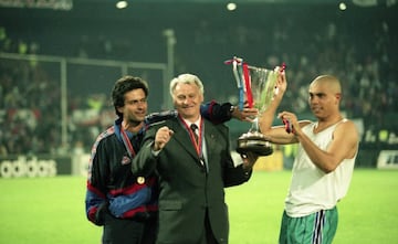 Foto poco conocida del paso de Mourinho con los blaugranas. En esta se le observa junto al "Fenómeno" Ronaldo Nazario.