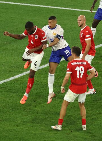 Minuto 84. Kylian Mbappé intenta rematar de cabeza y termina dándose un golpe con el hombro de Kevin Danso.