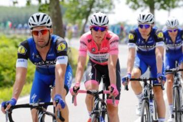 Bob Jungels escoltado por sus compañeros en el inicio de la etapa.