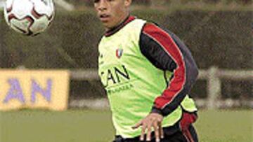 <b>NUEVO DESTINO</b>. Valdo, en un entrenamiento con Osasuna.