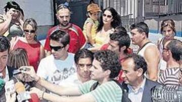 <b>TRATO HECHO. </b>Gil Marín detallaba ayer, en la puerta 44 del Bernabéu, el acuerdo definitivo para el traspaso de Jurado, que estaba a su izquierda con camisa blanca.