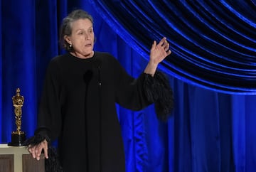 Frances McDormand recogió el Oscar a Mejor Actriz principal por su papel en Nomadland.

