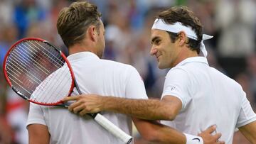 Roger Federer saluda a Marcus Willis tras su partido en Wimbledon.