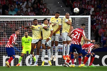 El centrocampista belga del Atlético de Madrid Yannick Ferreira-Carrasco golpea el balón frente a los jugadores del Oporto.