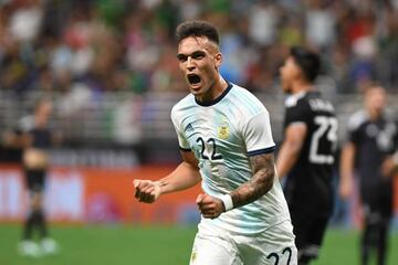 Lautaro Martínez celebrando su triplete en el Argentina 4-0 México en el Alamodome.