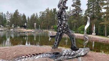 Un jubilado de 77 años se pone a cavar un lago en su patio y crea un lugar único: “Utilicé 2.000 herraduras”