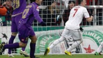 <b>FUERA DE JUEGO. </b>Frey se lamenta desde el suelo, De Silvestri levanta la mano y Marchioni sale corriendo hacia Ovrebo tras el gol de Klose. La Fiorentina sigue sin olvidar el polémico gol en fuera de juego con el que perdió en Múnich.