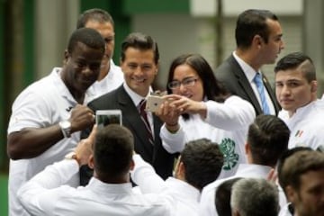 El presidente de México realizó el abanderamiento de los atletas mexicanos que participaran en los Juegos Olímpicos de Rio 2016. La atleta Daniela Campuzano fue la encargada de recibir el lábaro patrio 