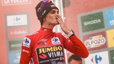 Sepp Kuss lanza un beso desde el podio del Angliru.