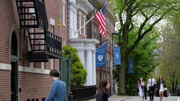 Estudiantes caminan por el campus de la Universidad de Harvard en Cambridge, Massachusetts, EE.UU., 23 de mayo de 2025.
