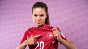 Signe Bruun posa con la camiseta de Dinamarca para la FIFA.