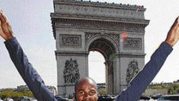 <b>TRIUNFAL.</B> El campeón mundial de los 100 metros, Kim Collings, victorioso en el Arco del Triunfo.