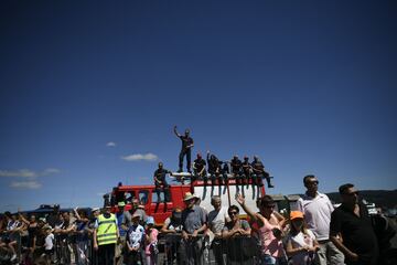 Un grupo de bomberos se sitúan encima de su camión para poder disfrutar de la décimo quinta etapa del Tour de Francia de 2017. 