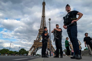La preparaci¨®n policial y de los dispositivos de seguridad tambi¨¦n juega un papel importante. En la retina de todos est¨¢ la mala imagen dada por el pa¨ªs franc¨¦s durante la Final de la Champions de 2022. Cabe recordar que los cordones de seguridad fueron sorteados con facilidad por los aficionados que se aglomeraron a las puertas del Estadio Ol¨ªmpico en el que se jug¨® aquel encuentro. Se busca mejorar en este aspecto con el objetivo de que la situaci¨®n sea mucho m¨¢s controlada y segura.