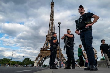 La preparación policial y de los dispositivos de seguridad también juega un papel importante. En la retina de todos está la mala imagen dada por el país francés durante la Final de la Champions de 2022. Cabe recordar que los cordones de seguridad fueron sorteados con facilidad por los aficionados que se aglomeraron a las puertas del Estadio Olímpico en el que se jugó aquel encuentro. Se busca mejorar en este aspecto con el objetivo de que la situación sea mucho más controlada y segura.