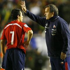 Histórico argentino minimiza éxito de Bielsa en Chile y lo atribuye a la Generación Dorada