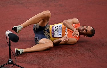 El atletita español nacido en Burgos, tras golpearse la rodilla con uno de los obstáculos, se ha visto obligado a abandonar el Mundial de atletismo celebrado en Tokio. Después de intentarlo se ha tirado al suelo entre gestos de mucho dolor. Ha tenido que abandonar la pista en silla de ruedas. El peor final posible para el español.