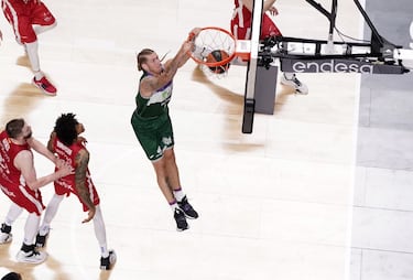 El Unicaja, imparable, gana por inercia a un batallador Manresa