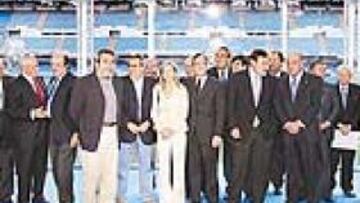 <b>DIRECTIVOS, VIEJAS GLORIAS E INVITADOS ILUSTRES. </b>Florentino Pérez posó al final del acto en compañía, entre otros, de Gento, Di Stéfano, Lissavetzky, Méndez, Fisas y su directiva.