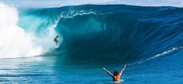 El surfista Kauli Vaast surca las olas en Tahití