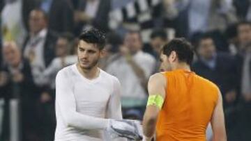 CON IKER. Morata se despidió de Casillas, al que hizo el 1-0, cambiando su camiseta con el capitán.