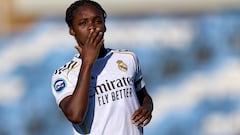 Linda Caicedo recibe premio por su gran rendimiento