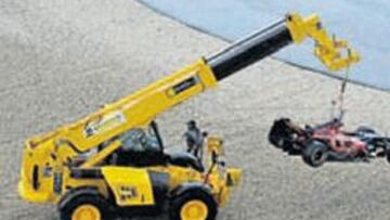 <b>A LA PAR. </b>Los dos Toro Rosso salieron del circuito con la grúa.