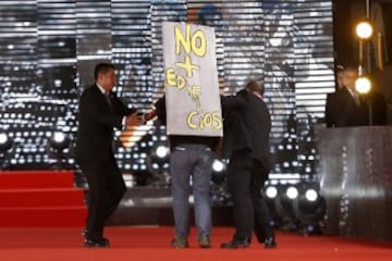 Una persona ingresa a la alfombra roja protestando por la cantidad de edificios construidos  durante la Gala del Festival de Viña del Mar 2017.