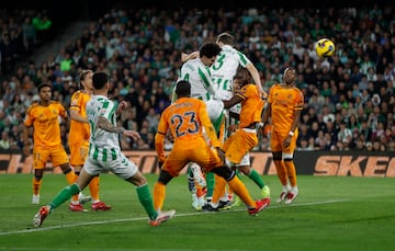 1-1. Crner que lanza Isco y Johnny Cardoso, libre de marca en un desajuste defensivo en el corazn del rea, remata de cabeza para superar a Thibaut Courtois e igualar la contienda.