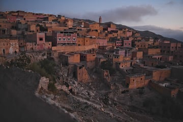 Vista al fondo del minarete de la mezquita del pueblo afectada por el terremoto, a 10 de septiembre de 2023, en Moulay Brahim, provincia de Al Haouz (Marruecos).