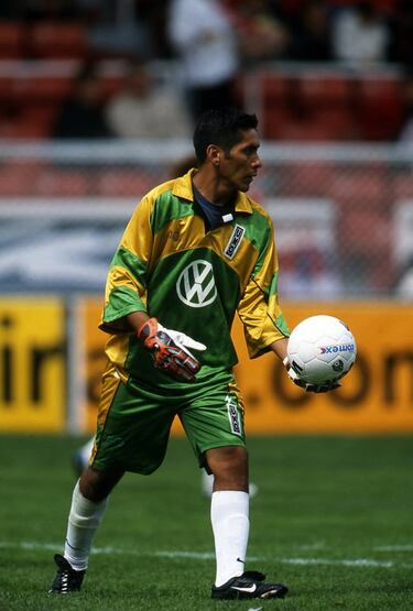 Hacen mural de Jorge Campos atajando al Coronavirus en Mexicali, Baja California