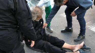 El Trinche Carlovich, tras ser golpeado para robarle la bicicleta