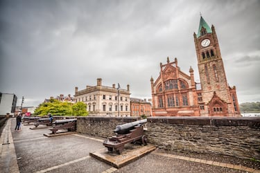 Las murallas de Derry-Londonderry (The Derry Walls) son uno de los monumentos históricos más importantes de la isla. Construidas entre 1613 y 1619, son las únicas de todas las Islas Británicas que permanecen completamente intactas, lo que le ha valido a la ciudad el apodo de "Maiden City" (Ciudad Doncella), ya que sus defensas nunca fueron penetradas. Las murallas forman un óvalo de aproximadamente 1,5 km de circunferencia. Pasear por la parte superior (los baluartes) ofrece una perspectiva elevada única.