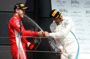 Sebastian Vettel celebrando la victoria Lewis Hamilton en el pódium.