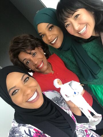 La campeona olímpica de esgrima se convirtió en la primera mujer estadounidense que compitió en unos Juegos con hiyab --velo musulmán--. En Río 2016 ganó la medalla de bronce e hizo historia. Su imagen dio la vuelta al mundo y llegó a ser un símbolo de diversidad y tolerancia. Se graduó en Relaciones Internacionales y Estudios Afroamericanos, con una especialización en lengua árabe. Además, posee junto a su hermana una línea de ropa para mujeres llamada 'Louella'.