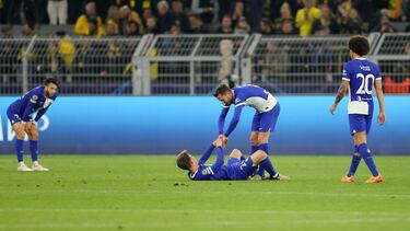 Los jugadores del Atlético, desolados tras acabar el encuentro.